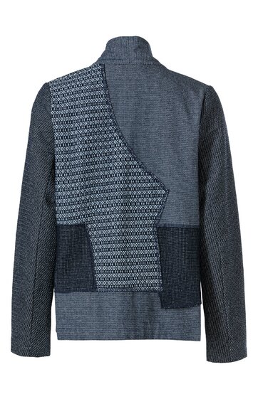 Dunkelgrauer Herrenpullover mit Patchwork-Design in verschiedenen Grautönen und Strickmustern, hoher Stehkragen, lange Ärmel, gerade geschnitten, Rückansicht