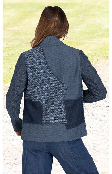 Dunkelgraue Jacke mit hellgrauem grafischem Muster auf der Rückseite, Stehkragen, lange Ärmel, lockere Passform, getragen von stehender Person von hinten, zwei große aufgesetzte Taschen, gerade geschnittener Saum