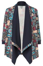 Offene Damenjacke in Dunkelblau mit mehrfarbigem, geometrischem Muster in Rot, Beige, Blau, asymmetrischer vorne längerer Schnitt, lange Ärmel, offene Vorderseite ohne Verschluss