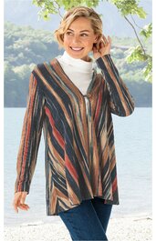 Langes gestreiftes Damenoberteil in Blau, Braun, Beige und Rost, V-Ausschnitt, lange Ärmel, gerade geschnitten, getragen von lächelnder stehender Frau vor Naturkulisse