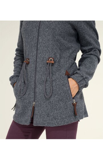 Dunkelgraue Kapuzenjacke mit durchgehendem Reißverschluss, seitlichen Eingrifftaschen mit Reißverschluss, Kordelzug an der Taille mit braunen Enden, langärmlich, getragen von Person mit Händen in den Taschen