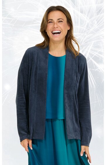 Damenoberteil in dunklem Marineblau, langärmlig, offene Front ohne Verschluss, ohne Kragen, glatte Oberfläche, getragen von stehender lachender Frau