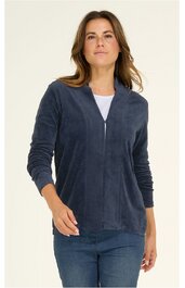 Damenjacke marineblau, einfarbig, Reißverschluss vorne, Stehkragen, lange Ärmel, gerade geschnitten, getragen von stehender Frau