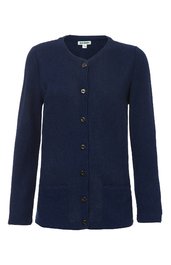 Dunkelblaue Strickjacke ohne Kragen, durchgehende Knopfleiste mit fünf Knöpfen, lange Ärmel, zwei aufgesetzte Taschen vorne, gerade geschnitten