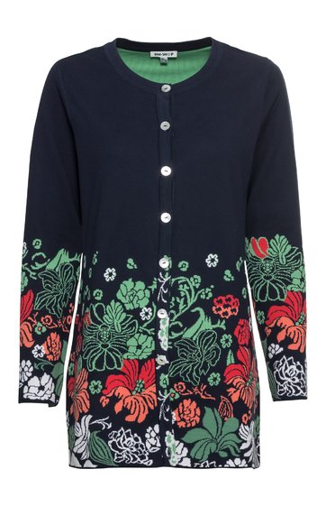 Dunkelblaue Damenstrickjacke mit runden weißen Knöpfen, grüner Rundhalsausschnitt, langer Arm, auffälliges florales Muster in Grün, Rot und Weiß am unteren Saum und Ärmelenden