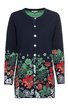 Dunkelblaue Damenstrickjacke mit runden weißen Knöpfen, grüner Rundhalsausschnitt, langer Arm, auffälliges florales Muster in Grün, Rot und Weiß am unteren Saum und Ärmelenden