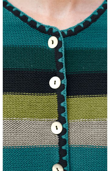 Gestreifte Strickjacke mit horizontalen Streifen in Petrol, Dunkelgrün, Olivgrün, Hellgrau, Petrol, weiße Knöpfe, gezackte schwarze Borte am Rundhalsausschnitt und entlang der Knopfleiste