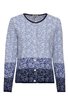 Damenstrickjacke in Hellblau mit weißem Blumenmuster, Verlauf zu Dunkelblau mit dichterem Blumenmuster, Rundhalsausschnitt, knopfgeschlossen, langärmlig, gerade geschnitten