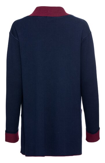 Dunkelblauer Pullover mit burgunderrotem Kragen und Bündchen, langärmlig, gerade geschnitten, ohne sichtbare Knöpfe oder Muster