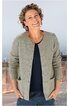 Hellgraue Strickjacke mit Lochmuster, lange Ärmel, offene Front ohne Verschluss, zwei aufgesetzte Taschen, getragen von lächelnder stehender Frau