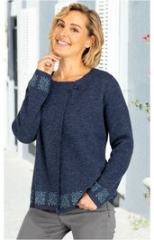 Damenstrickjacke in Dunkelblau mit zartem hellblauem Blumenmuster an Ärmelenden und Saum, Rundhalsausschnitt, lange Ärmel, vorne geschlossen, getragen von lächelnder stehender Frau
