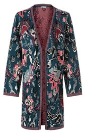 Dunkelgrüner Mantel mit floralem Muster in Rot, Weiß und Rosa, langer Schnitt, offene Front ohne Verschluss, violett gemustertes Innenfutter sichtbar, lange Ärmel, leicht ausgestellte Form