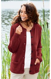 Bordeauxrote Strickjacke mit durchgehender Knopfleiste, Rundhalsausschnitt, lange Ärmel, zwei seitliche Eingrifftaschen, getragen von lächelnder stehendem Frau vor natürlichem Hintergrund
