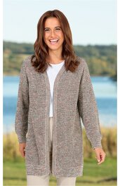 Lang geschnittene Strickjacke in Beige mit feinem Streifenmuster, offene Front ohne Verschluss, lange Ärmel, getragen von lächelnder Frau im Stehen vor natürlichem Hintergrund