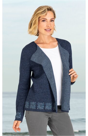 Offene Strickjacke in Dunkelblau und Blautönen mit grafischem Muster am Saum und Ärmelenden, Rundhalsausschnitt, lange Ärmel, getragen von stehender Person, lässiger Sitz