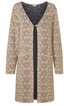 Lang geschnittener Cardigan in Beige mit floralem Muster in Dunkelgrau, V-Ausschnitt, Knopfverschluss, lange Ärmel, zwei aufgesetzte Taschen vorne