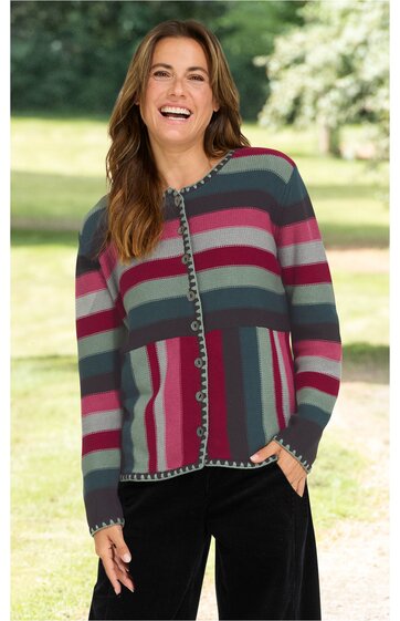 Langärmlige Strickjacke in bordeauxrot, petrolblau und dunklem Grau gestreift, Knopfleiste vorne, gerader Saum, Rundhalsausschnitt, getragen von lächelnder stehender Frau, locker geschnitten