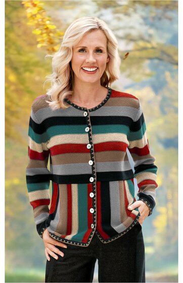 Strickjacke mit horizontalen und vertikalen Streifen in Rot, Grau, Grün, Schwarz, und Beige, Rundhalsausschnitt, schwarze Knopfleiste vorne, Rippbündchen an Ärmeln und Saum, getragen von lächelnder stehender Frau mit langen blonden Haaren