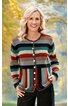Strickjacke mit horizontalen und vertikalen Streifen in Rot, Grau, Grün, Schwarz, und Beige, Rundhalsausschnitt, schwarze Knopfleiste vorne, Rippbündchen an Ärmeln und Saum, getragen von lächelnder stehender Frau mit langen blonden Haaren