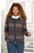 Strickjacke für Damen in Blau, Braun und Beige, mit Norwegermuster, Rundhalsausschnitt, Knopfleiste vorne, lange Ärmel, getragen von lächelnder Frau, gerade geschnitten