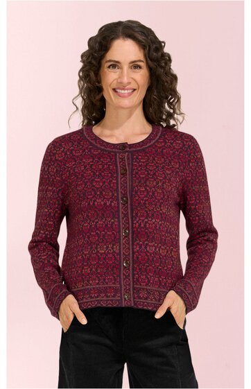 Pulloverjacke bordeauxrot mit feinem floralen Mustermix, Rundhalskragen, durchgehende Knopfleiste vorne, lange Ärmel, gerade Form, getragen von frontal stehender Frau