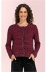 Pulloverjacke bordeauxrot mit feinem floralen Mustermix, Rundhalskragen, durchgehende Knopfleiste vorne, lange Ärmel, gerade Form, getragen von frontal stehender Frau