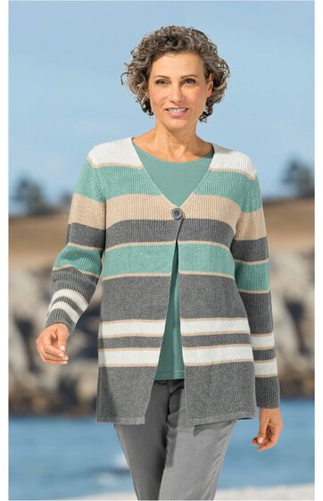 Damenstrickjacke in Hellgrau, Türkis, Beige und Weiß gestreift, V-Ausschnitt, langer Schnitt, einzelne Knopfleiste, getragen von stehender Frau, locker fallend