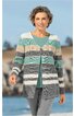 Damenstrickjacke in Hellgrau, Türkis, Beige und Weiß gestreift, V-Ausschnitt, langer Schnitt, einzelne Knopfleiste, getragen von stehender Frau, locker fallend