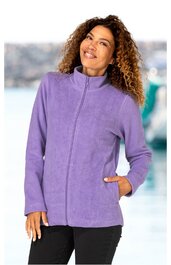 Lavendelfarbene Fleecejacke, einfarbig, durchgehender Reißverschluss, Stehkragen, seitliche Eingrifftaschen, gerade geschnitten, getragen von lächelnder Frau mit lockigen Haaren