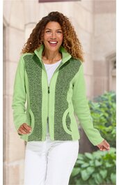Hellgrüne Fleecejacke mit dunklerem grünem Strukturmuster, Stehkragen, Reißverschluss vorne, zwei Eingrifftaschen, gerade geschnitten, getragen von lachender Frau in aufrechter Pose