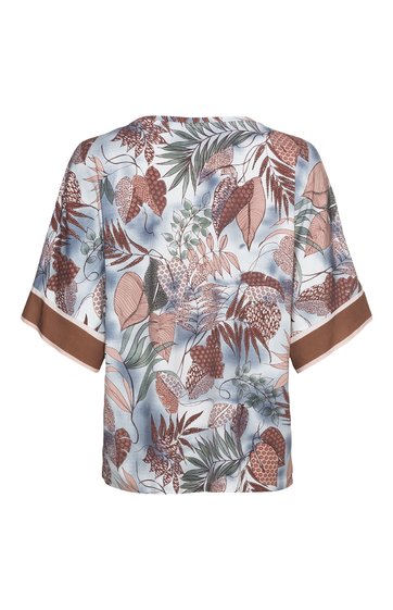 Damenbluse mit kurzem Ärmel, hellblauer Grundfarbe, braunes und weiß-grünes Blattmuster, weiter Schnitt, braune Manschetten an den Ärmeln, runder Ausschnitt, Rückansicht