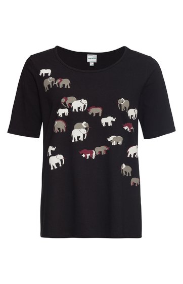 Schwarzes T-Shirt mit Rundhalsausschnitt und kurzen Ärmeln, bedruckt mit Elefanten in Weiß, Hellgrau, Braun und Dunkelrot, lockere Passform