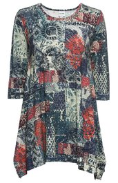 Langärmeliges Damenkleid in Blau, Rot und Weiß, Patchwork-Muster mit unterschiedlichen Flächen und Tiermusterelementen, Rundhalsausschnitt, asymmetrischer Saum, locker fallende Form