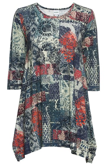 Langärmeliges Damenkleid in Blau, Rot und Weiß, Patchwork-Muster mit unterschiedlichen Flächen und Tiermusterelementen, Rundhalsausschnitt, asymmetrischer Saum, locker fallende Form