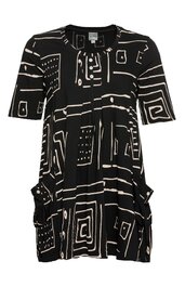 Schwarzes Kurzarmshirt mit abstraktem weißem Linienmuster, Rundhalsausschnitt, lockere Form, zwei aufgesetzte Taschen mit Knöpfen seitlich