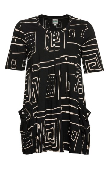 Schwarzes Kurzarmshirt mit abstraktem weißem Linienmuster, Rundhalsausschnitt, lockere Form, zwei aufgesetzte Taschen mit Knöpfen seitlich