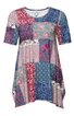Kurzärmeliges Freizeitshirt in Patchwork-Optik, bordeauxrot, dunkelblau, flieder und hellgrün gemustert, Rundhalsausschnitt, lockere Form mit asymmetrischem Saum