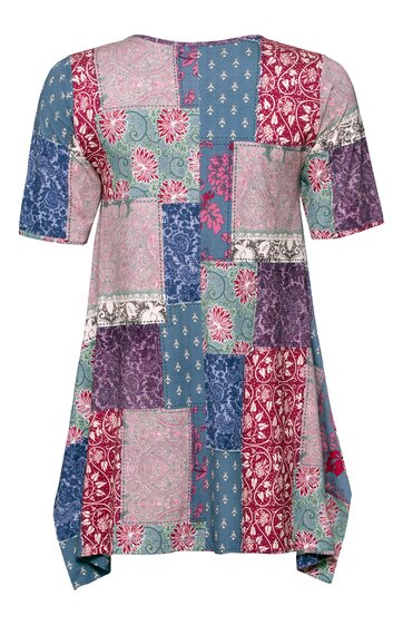 Kurzärmeliges Patchwork-T-Shirt in Blau-, Rot-, Rosa- und Lilatönen, mit rechteckigen Mustern, Rundhals, asymmetrischem Saum