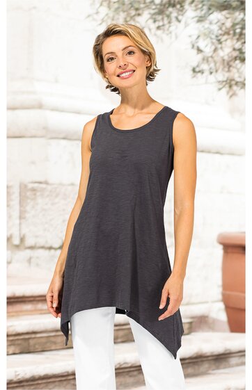 Ärmelloses, dunkelgraues Longshirt mit asymmetrischem Saum, Rundhalsausschnitt, getragen von stehender Frau mit kurzen blonden Haaren