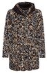 Schwarzer Kurzmantel mit beigebraunem floralem Muster, lange Ärmel, asymmetrischer Stehkragen mit zwei hellbraunen Knöpfen, halbseitig überlappende Front, gerade Form