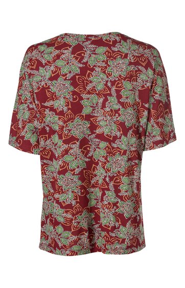 Kurzärmliges Oberteil in dunklem Rot mit floralem Muster in Hellgrün und Weiß, gerader Schnitt, rundhalsig, leichte Falten am Saum