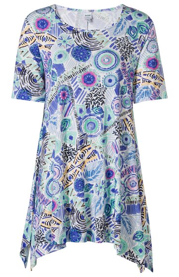 Kurzärmeliges Damenshirt in hellblau mit abstraktem Muster in Blau-, Lila- und Schwarztönen, Rundhalsausschnitt, asymmetrischer Saum mit Zipfeln, locker geschnitten