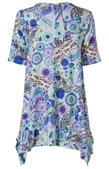 Kurzärmliges Damenoberteil in Hellblau mit buntem abstraktem Muster in Blau, Lila, Weiß und Schwarz, Rundhalsausschnitt mit Schlitz, asymmetrischer Saum mit spitzen Enden