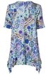 Kurzärmliges Damenoberteil in Hellblau mit buntem abstraktem Muster in Blau, Lila, Weiß und Schwarz, Rundhalsausschnitt mit Schlitz, asymmetrischer Saum mit spitzen Enden