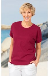 Damen-T-Shirt in dunklem Weinrot, unifarben, rundhalsausschnitt, kurze Ärmel, gerade geschnitten, getragen von stehender Frau mit Händen in den Hosentaschen vor hellem Hintergrund