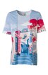 Kurzärmliges T-Shirt, hellblau und weiß gestreift mit rotem und dunkelblauem grafischem Muster, rundhalsausschnitt, gerade Form
