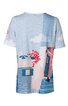 Kurzärmeliges T-Shirt, hellblau mit weißen, dünnen Querstreifen und grafischem Strandmotiv in Blau und Rot, Rundhalsausschnitt, gerade geschnitten, Rückseite mit Sonnenschirm, Strandkorb und Meer-Design