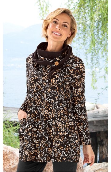 Schwarzer Longblazer mit beigem und braunem Blumenmuster, Stehkragen mit Knopfverschluss, lange Ärmel, seitliche Eingrifftaschen, getragen von lächelnder Frau stehend im Freien