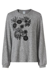 Hellgrauer Pullover mit Rundhalsausschnitt, langen Ärmeln und schwarzen, floralen Stickereien auf der Vorderseite oben links