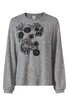 Hellgrauer Pullover mit Rundhalsausschnitt, langen Ärmeln und schwarzen, floralen Stickereien auf der Vorderseite oben links